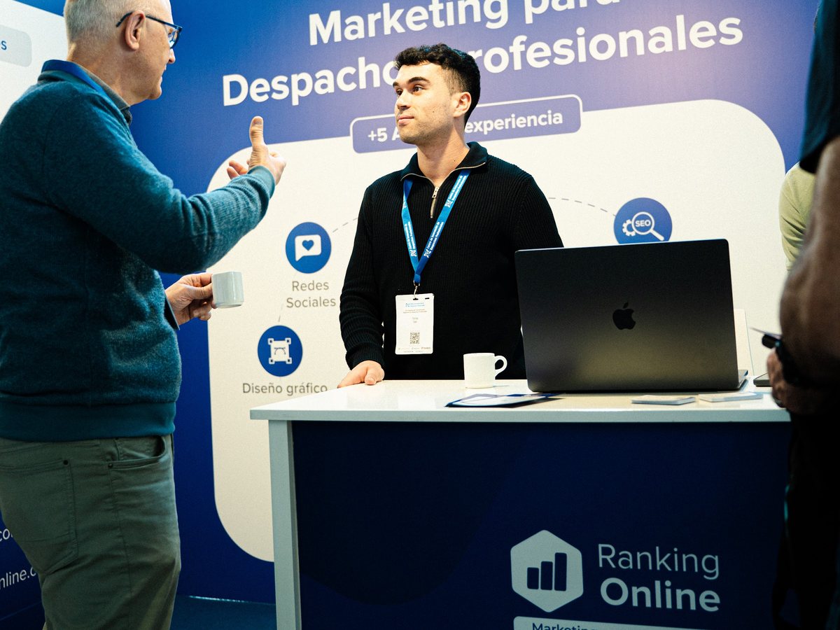 Tomás Sala atendiendo al titular de un despacho en el stand de Ranking Online
